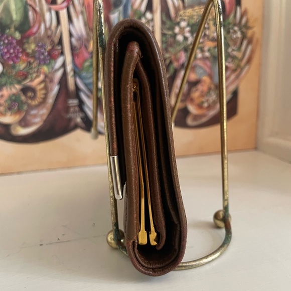 YSL Vintage Brown Leather Trifold Wallet with Internal Kisslock Coin Pocket - Picture 4 of 15